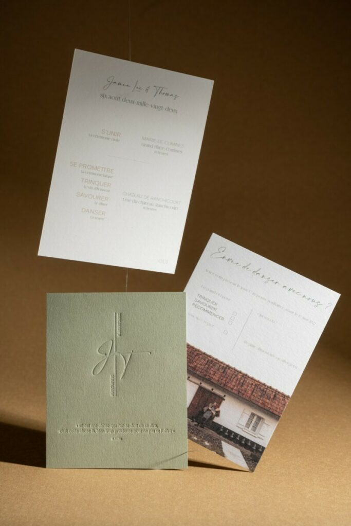 Faire-part de mariage avec monogramme en débossage pur en creux – Materica Verdigris – Old Mill Premium white impression cmjn