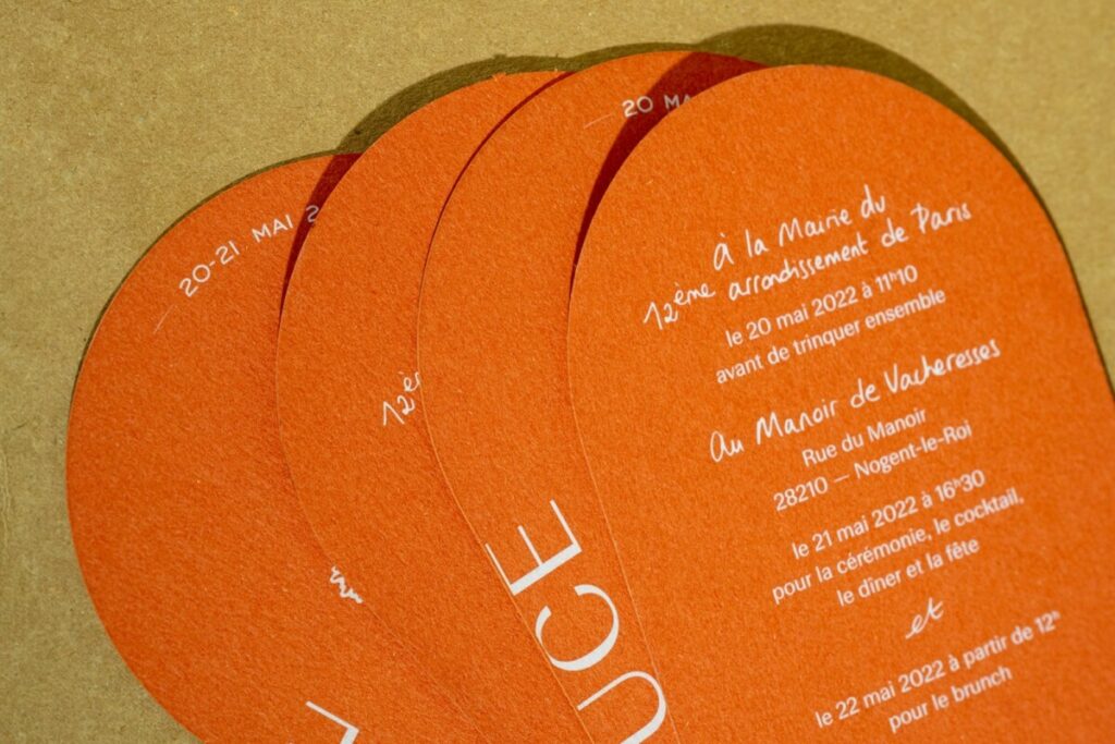 Faire-part de mariage en forme d’arche avec impression blanche sur papier terracotta – Découpe numérique – Materica Terra Rossa