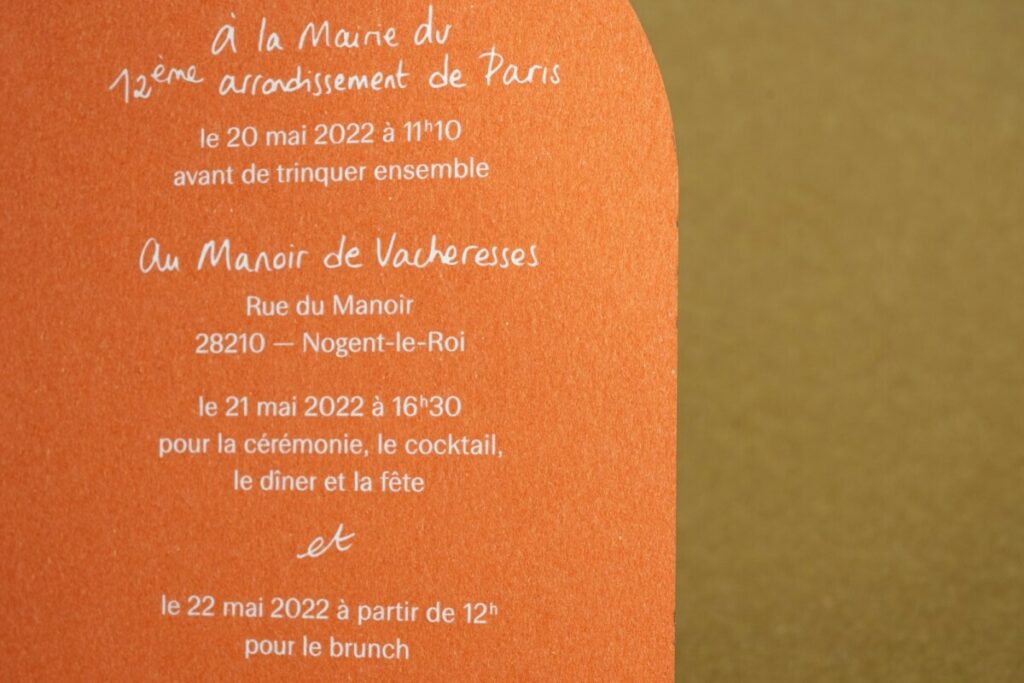 Faire-part de mariage en forme d’arche avec impression blanche sur papier terracotta – Découpe numérique – Materica Terra Rossa