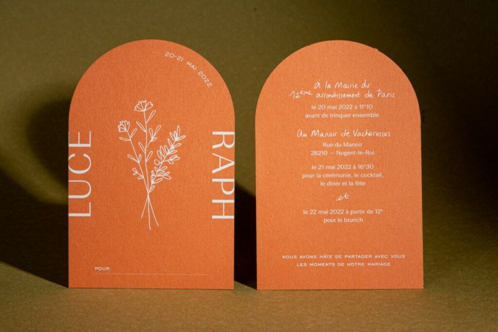 Faire-part de mariage en forme d’arche avec impression blanche sur papier terracotta – Découpe numérique – Materica Terra Rossa