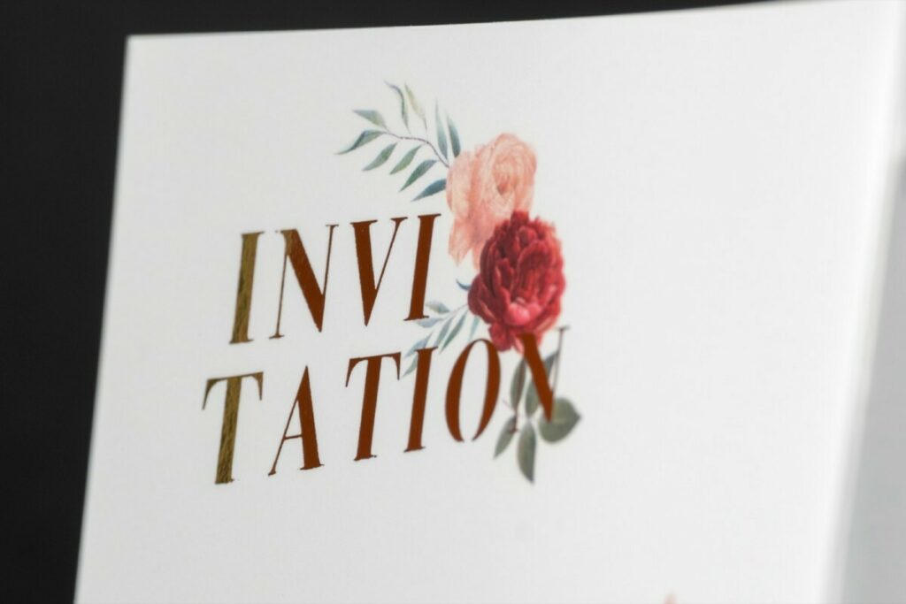 Faire-part de mariage 2 volets avec dorure numérique OR sur fleurs – Carton réponse impression blanche sur papier terracotta