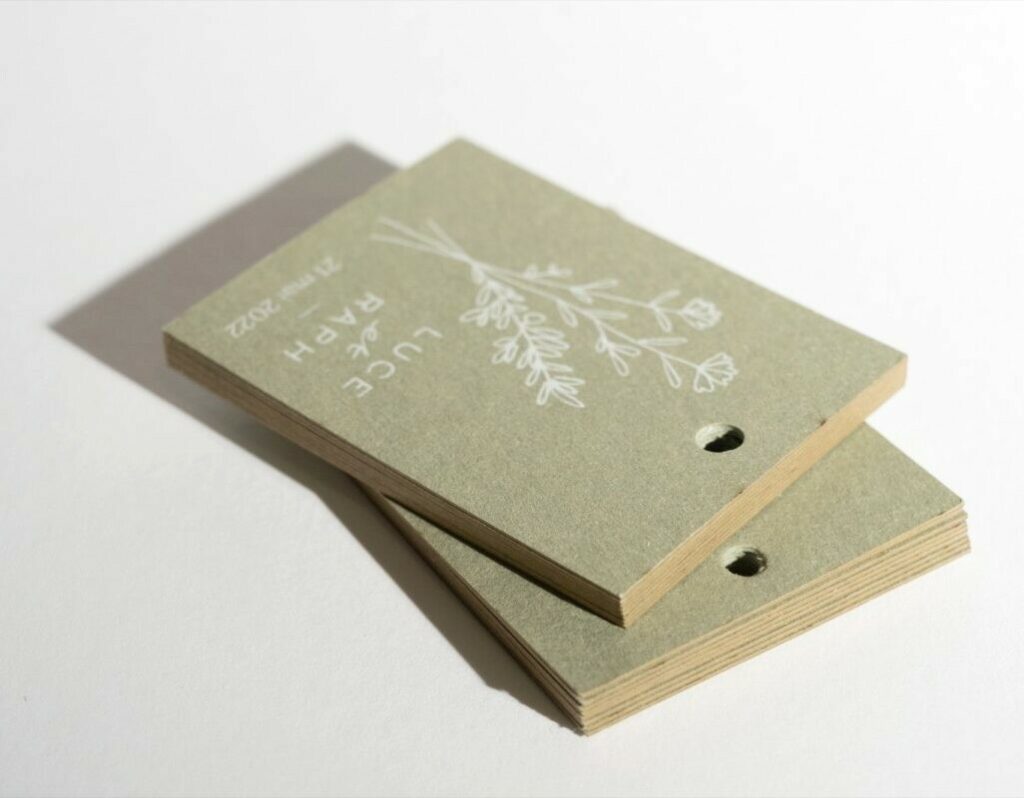 Mini étiquettes pour cadeau mariage avec trou 5mm – Impression blanche numérique sur papier de création vert sauge – Materica Verdigris 250gr