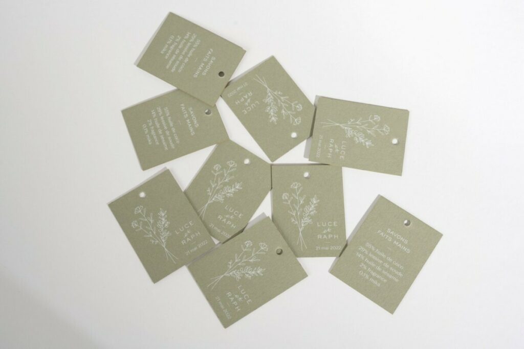 Mini étiquettes pour cadeau mariage avec trou 5mm – Impression blanche numérique sur papier de création vert sauge – Materica Verdigris 250gr