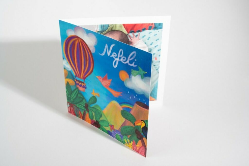 Faire-part de naissance deux volets – Dessin aquarelle montgolfière et paysage tropical – Old mill premium white 300gr/m2