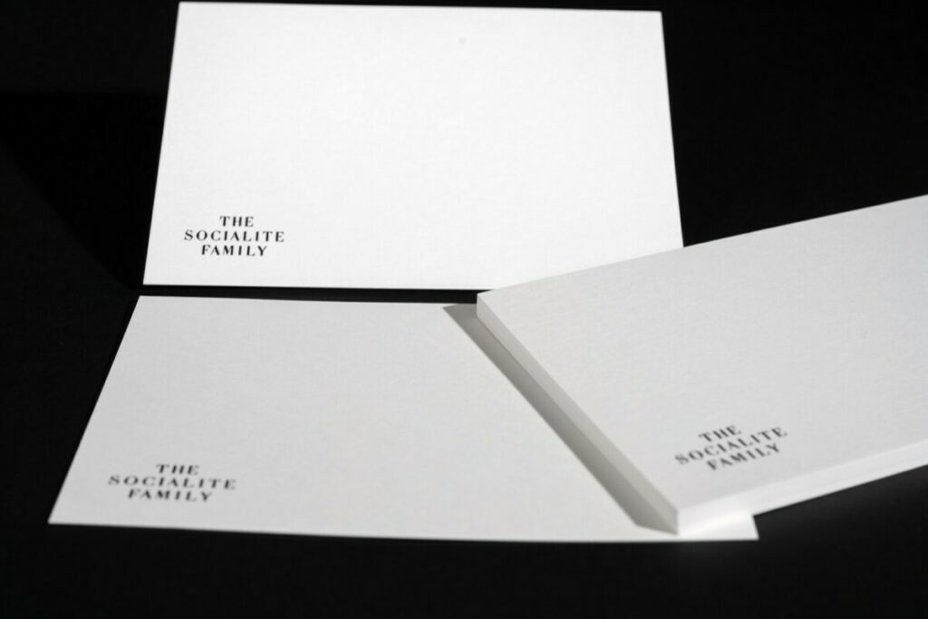 Carton de correspondance A6 pour créateur de meuble – Marquage à chaud noir brillant sur papier de création Conqueror Wove Blanc 300gr/m2