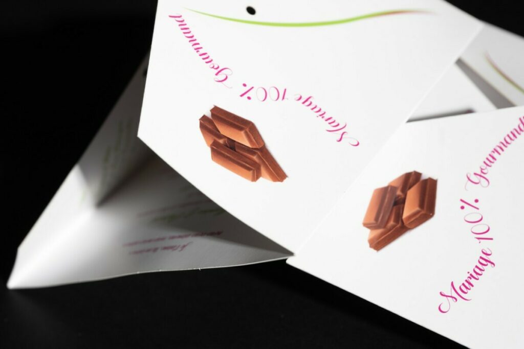 Faire-part de mariage gourmandise chocolat et macaron – 3 volets avec découpe laser biseau – Pelliculage Mat et vernis 3D relief