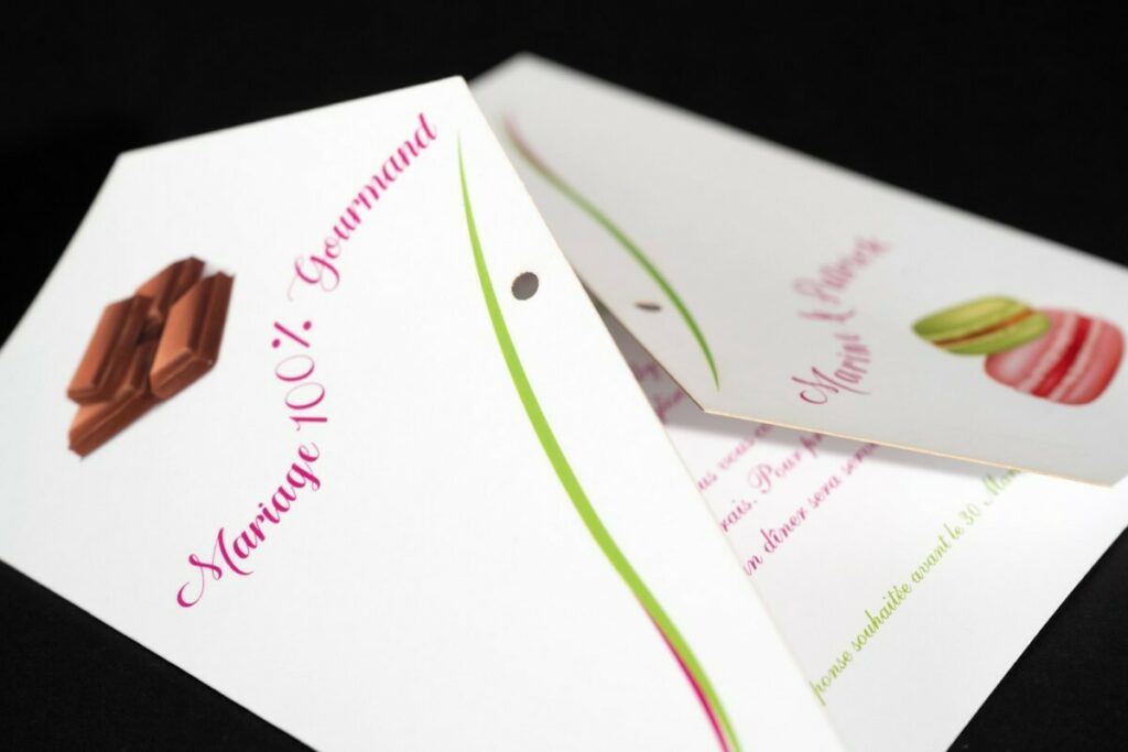 Faire-part de mariage gourmandise chocolat et macaron – 3 volets avec découpe laser biseau – Pelliculage Mat et vernis 3D relief