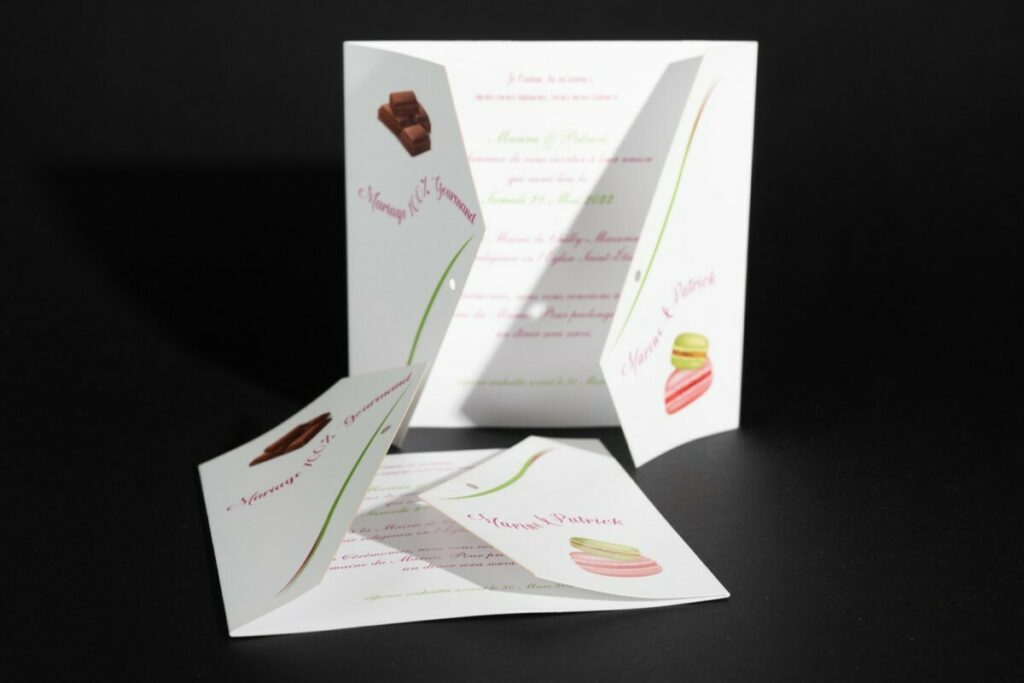 Faire-part de mariage gourmandise chocolat et macaron – 3 volets avec découpe laser biseau – Pelliculage Mat et vernis 3D relief