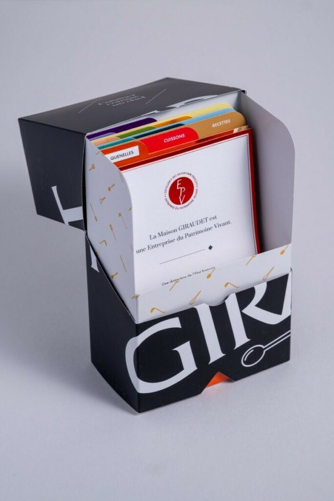 Coffret guide pour recette de cuisine avec intercalaires – Boite souple avec ouverture support – Carte graphique 1 face pelliculage mat – Marquage à chaud Rouge brillant – Label EPV en dorure