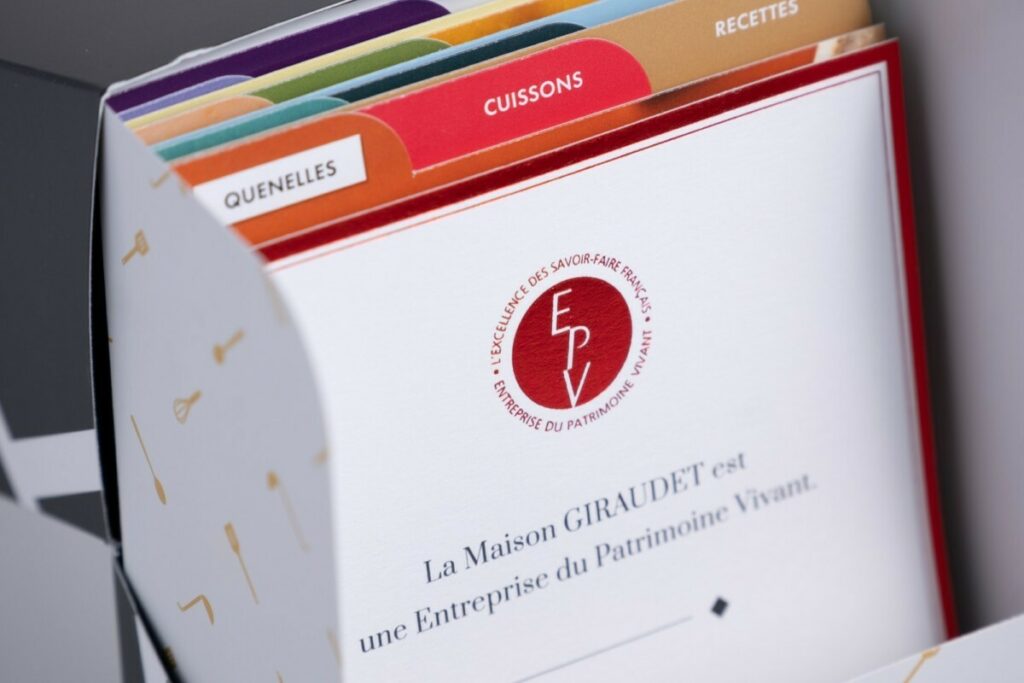Coffret guide pour recette de cuisine avec intercalaires – Boite souple avec ouverture support – Carte graphique 1 face pelliculage mat – Marquage à chaud Rouge brillant – Label EPV en dorure