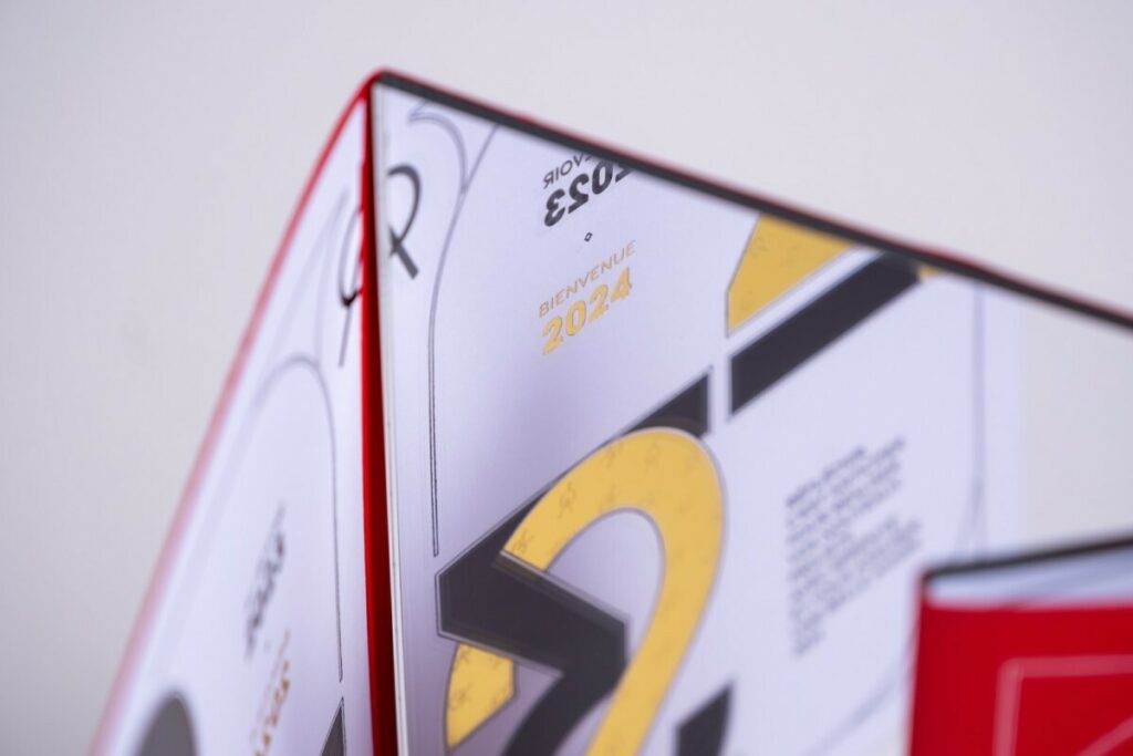 Carte de voeux prestige avec miroir – Marquage à chaud noir brillant, or brillant et marquage texturé sur mesure – Marquage à chaud blanc brillant – Old mill premium white 300g – Curious skin red
