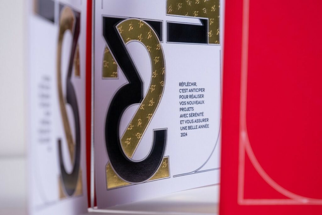 Carte de voeux prestige avec miroir – Marquage à chaud noir brillant, or brillant et marquage texturé sur mesure – Marquage à chaud blanc brillant – Old mill premium white 300g – Curious skin red