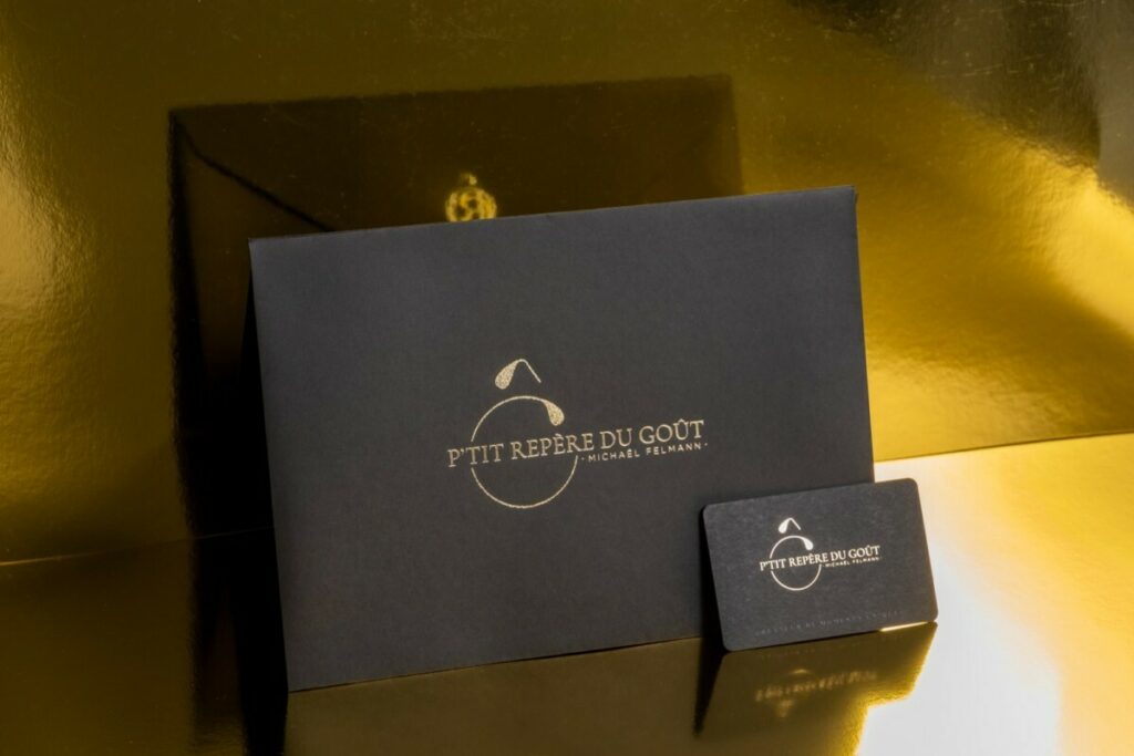 Enveloppes sur mesure pour restaurant luxe – découpe avec patte pointue et marquage à chaud or brillant du logo – Sirio color black 140g