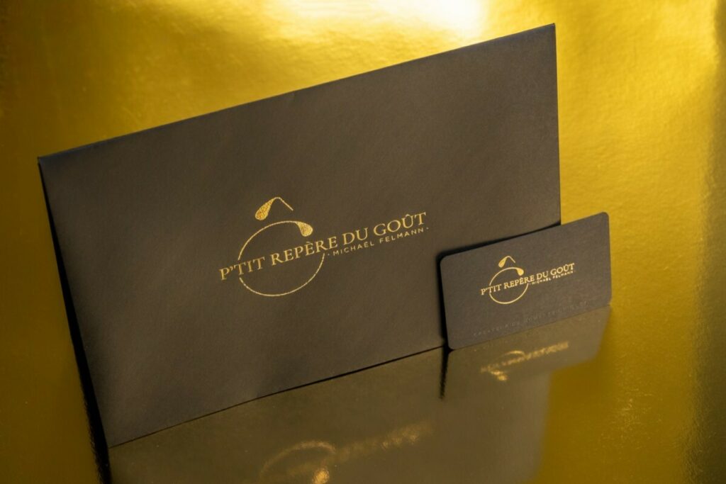 Enveloppes sur mesure pour restaurant luxe – découpe avec patte pointue et marquage à chaud or brillant du logo – Sirio color black 140g