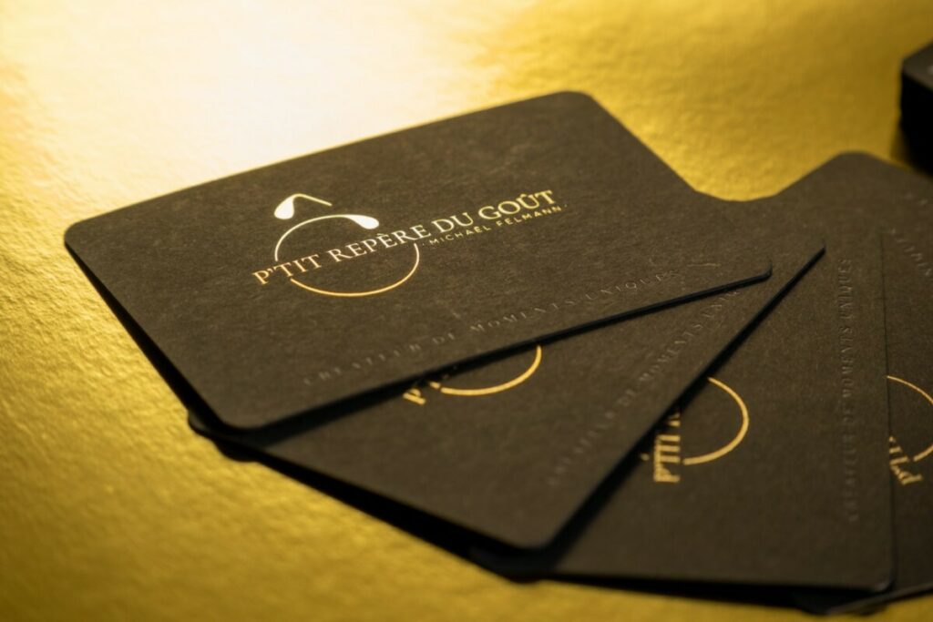 Cartes de visites épaisses haut de gamme pour restaurant luxe – Marquage à chaud 3 couleurs Argent mat, Or et Noir brillant – Sirio color 480g – Découpe 4 angles arrondis 4mm