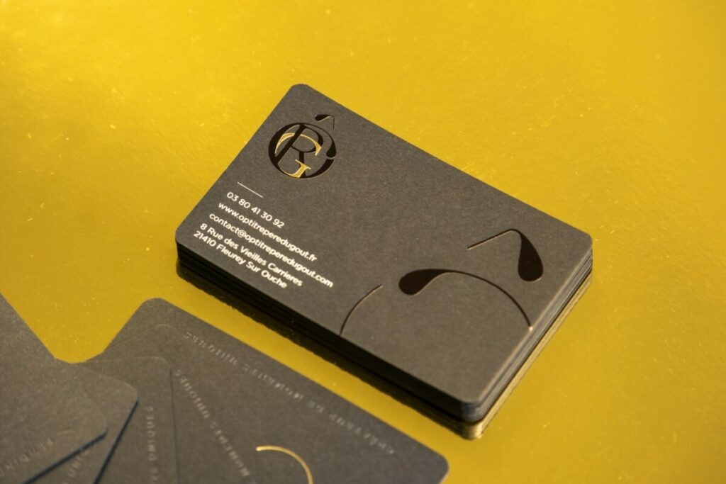 Cartes de visites épaisses haut de gamme pour restaurant luxe – Marquage à chaud 3 couleurs Argent mat, Or et Noir brillant – Sirio color 480g – Découpe 4 angles arrondis 4mm