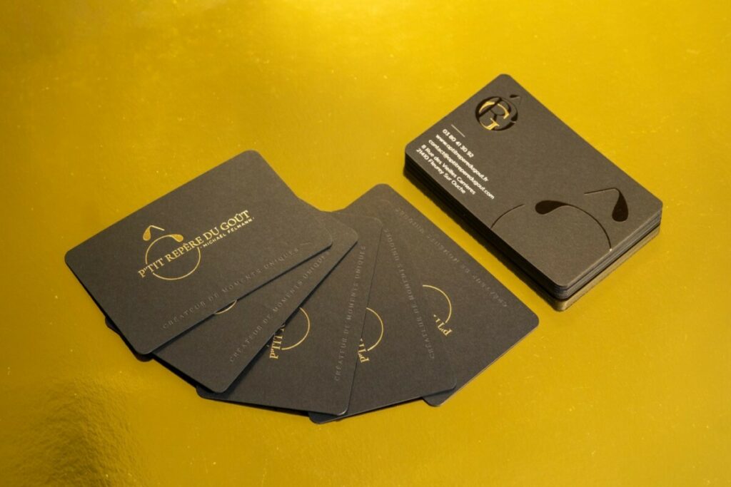 Cartes de visites épaisses haut de gamme pour restaurant luxe – Marquage à chaud 3 couleurs Argent mat, Or et Noir brillant – Sirio color 480g – Découpe 4 angles arrondis 4mm