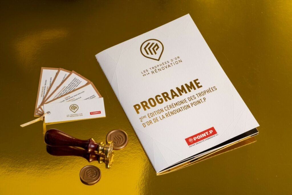 Programme luxe pour soirée trophée d’or – Reliure en couture Singer blanche – Dorure à chaud or brillante – Cachet de cire logo sur mesure