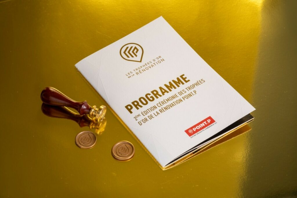 Programme luxe pour soirée trophée d’or – Reliure en couture Singer blanche – Dorure à chaud or brillante – Cachet de cire logo sur mesure