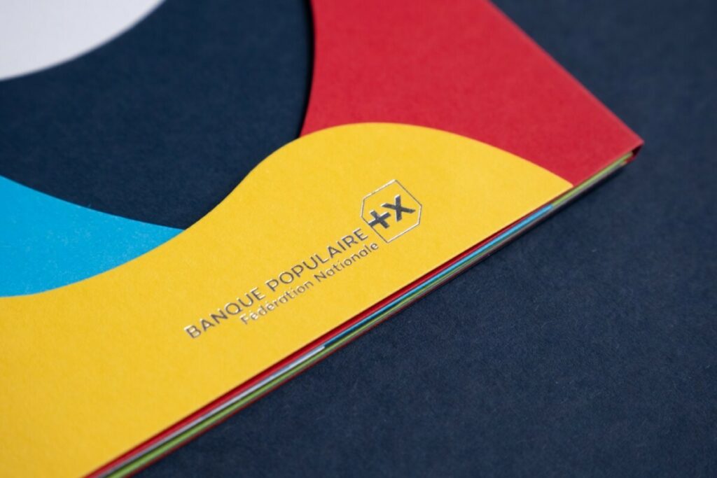 Carte de voeux écrin luxe multicouche avec contre collage et découpe à la forme – Olin Colours Cobalt, Poppy, Sunshine Yellow, California Blue – Marquage à chaud argent brillant