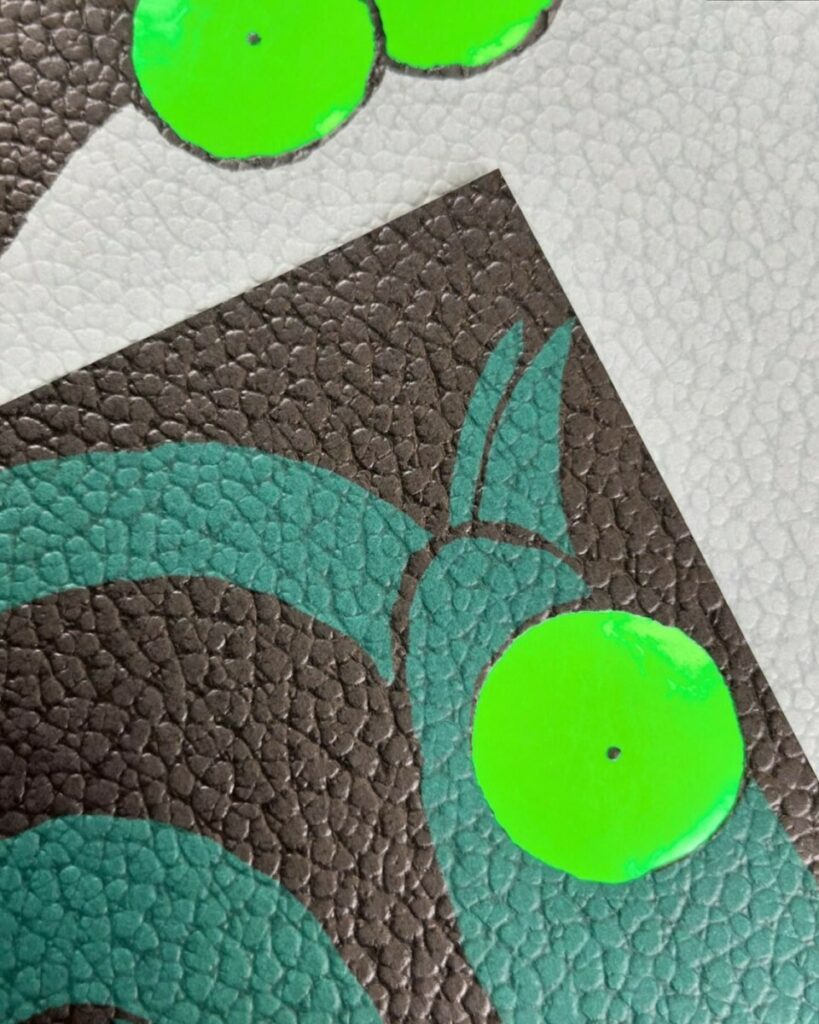 Projet communication papier du mois – Pochette et cartes sur mesure – Impression Pantone offset noir – Marquage à chaud vert fluo Trance Green 6725 – Imitlin E/R00 Diana
