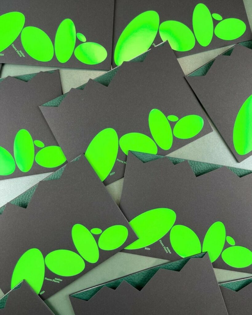 Projet communication papier du mois – Pochette et cartes sur mesure – Impression Pantone offset noir – Marquage à chaud vert fluo Trance Green 6725 – Imitlin E/R00 Diana