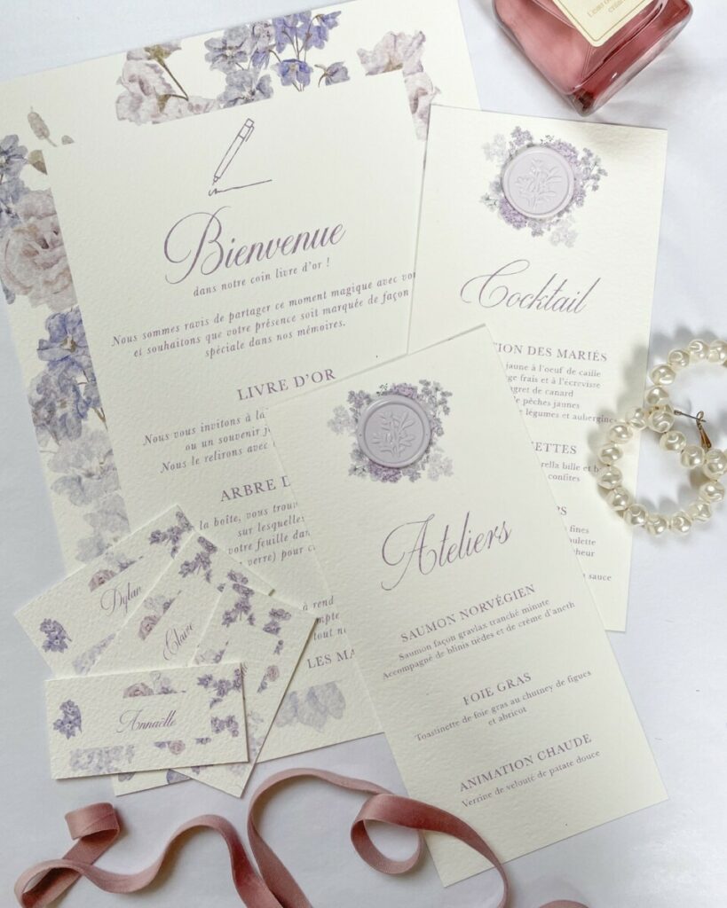 Papeterie de mariage assortie faire-part menu marque place – Papier Arches Expression texturé – Colorplan Lavender – Cachet de cire lavande – Ruban en velours rose poudré – Impression blanche numérique