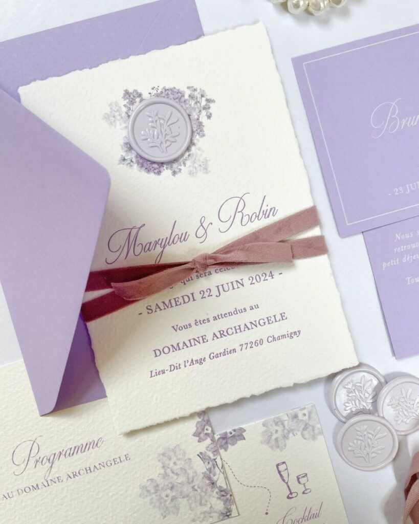 Papeterie de mariage assortie faire-part menu marque place – Papier Arches Expression texturé – Colorplan Lavender – Cachet de cire lavande – Ruban en velours rose poudré – Impression blanche numérique