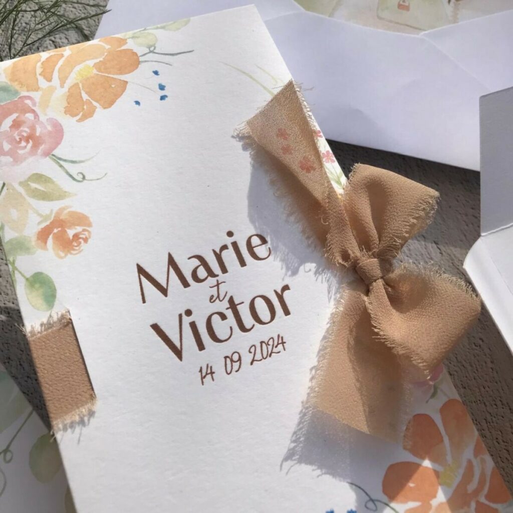 Faire-part de mariage avec illustration pochette sur mesure impression prénoms en Letterpress marron – Carton programme – Papier pur coton 350g – Colorplan Mist 350g