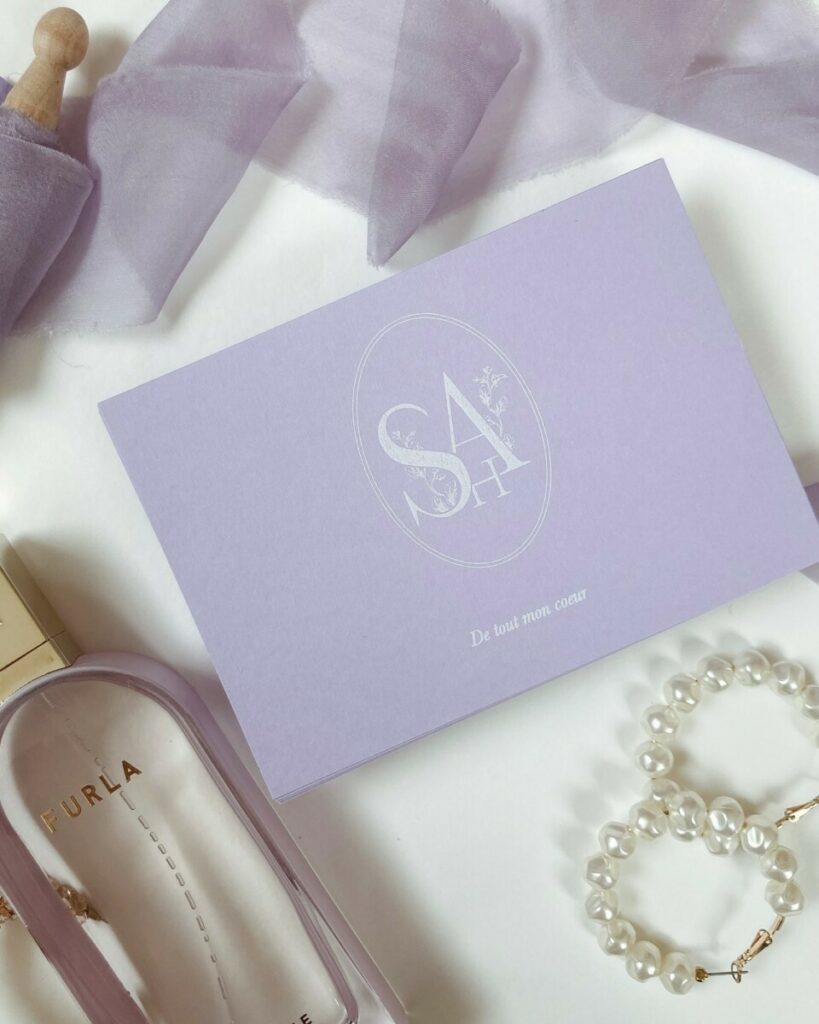 Papeterie de mariage assortie faire-part menu marque place – Papier Arches Expression texturé – Colorplan Lavender – Cachet de cire lavande – Ruban en velours rose poudré – Impression blanche numérique