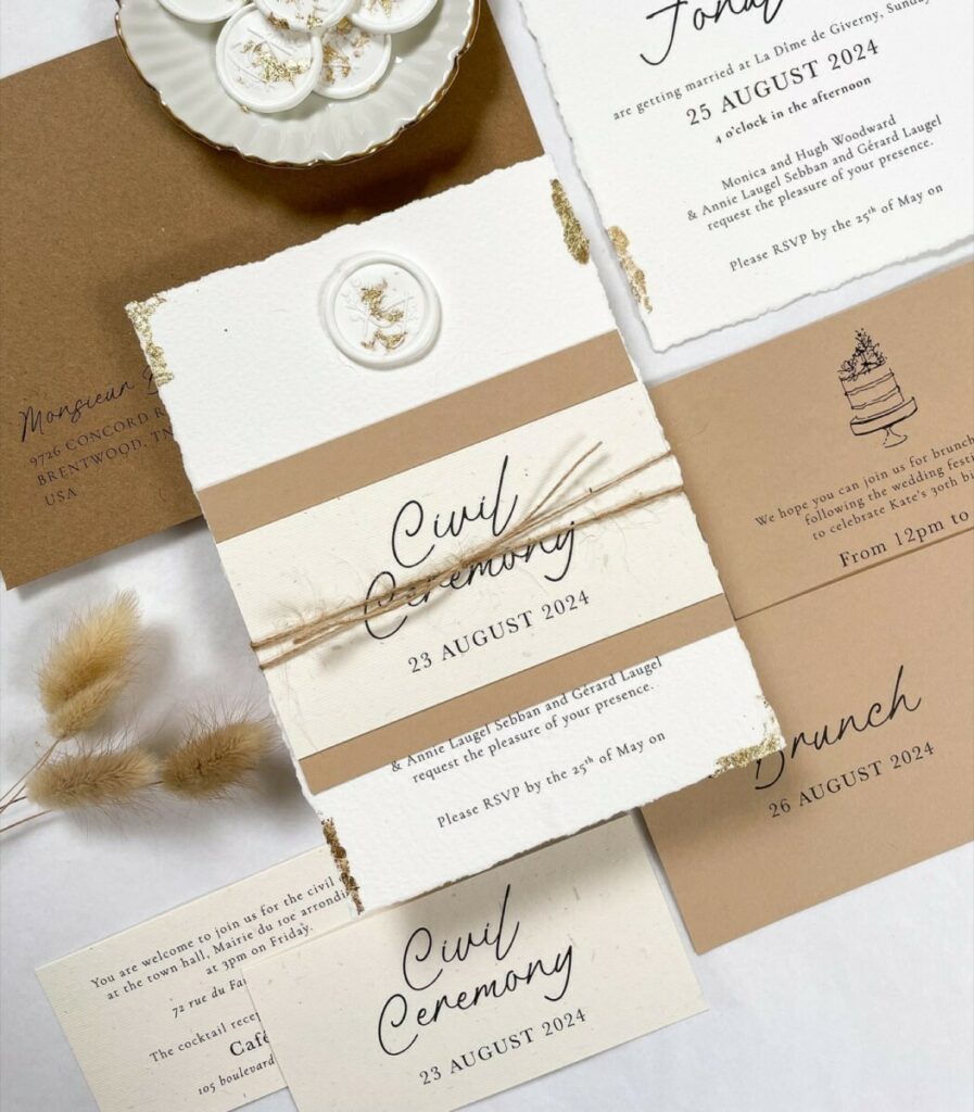Faire-part de mariage blanc et kraft avec fourreau, attache en chanvre, cachet de cire inclusion et dorure à la feuille d’or – Création Pack 350g – Colorplan Harvest 350g – Impression Noir