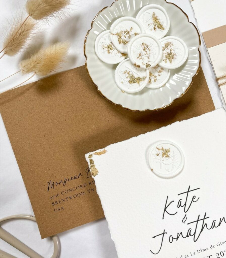 Faire-part de mariage blanc et kraft avec fourreau, attache en chanvre, cachet de cire inclusion et dorure à la feuille d’or – Création Pack 350g – Colorplan Harvest 350g – Impression Noir