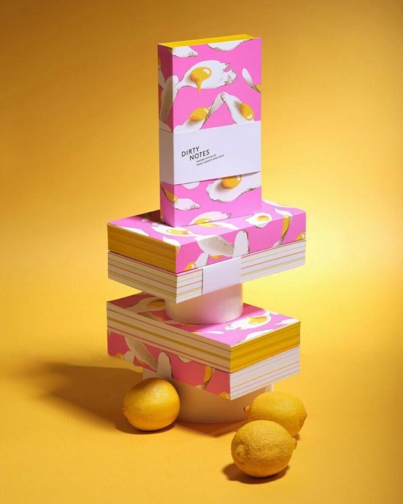 Bloc note XL en papier upcyclé avec fourreau – Impression Pantone Fluo Rose 906 et Jaune 109 – Collé en tête avec colle pigmentaire Jaune