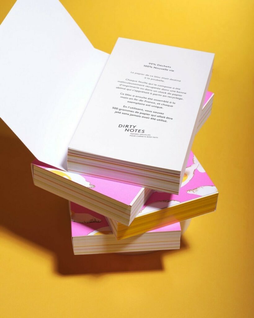 Bloc note XL en papier upcyclé avec fourreau – Impression Pantone Fluo Rose 906 et Jaune 109 – Collé en tête avec colle pigmentaire Jaune