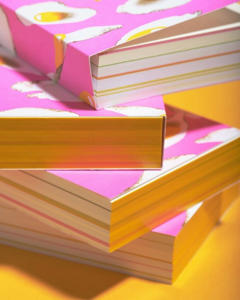 Bloc note XL en papier upcyclé avec fourreau – Impression Pantone Fluo Rose 906 et Jaune 109 – Collé en tête avec colle pigmentaire Jaune