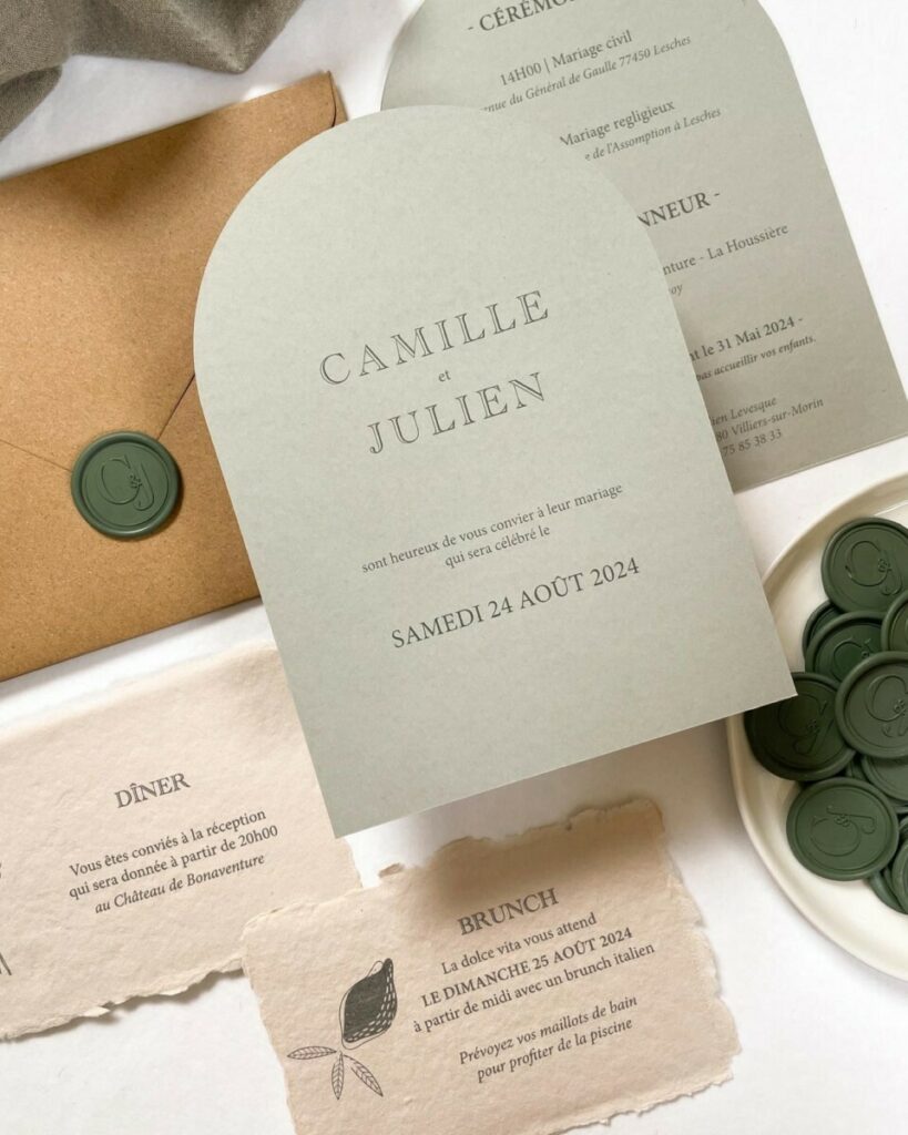 Faire-part de mariage en forme d’arche – Impresion verte sur Keaykolour Lichen – Coupon diner et brunch sur papier fait main avec bords frangés naturels – Cachets de cire verts sur mesure avec initiales – Enveloppe Kraft brun