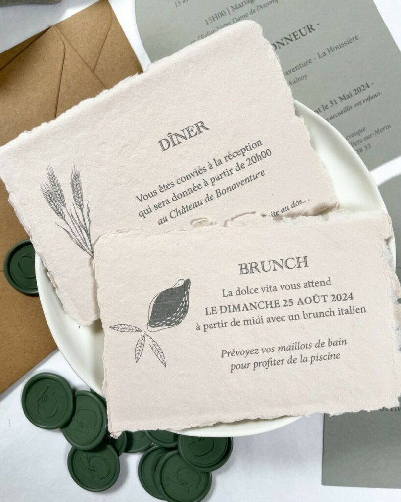 Faire-part de mariage en forme d’arche – Impresion verte sur Keaykolour Lichen – Coupon diner et brunch sur papier fait main avec bords frangés naturels – Cachets de cire verts sur mesure avec initiales – Enveloppe Kraft brun