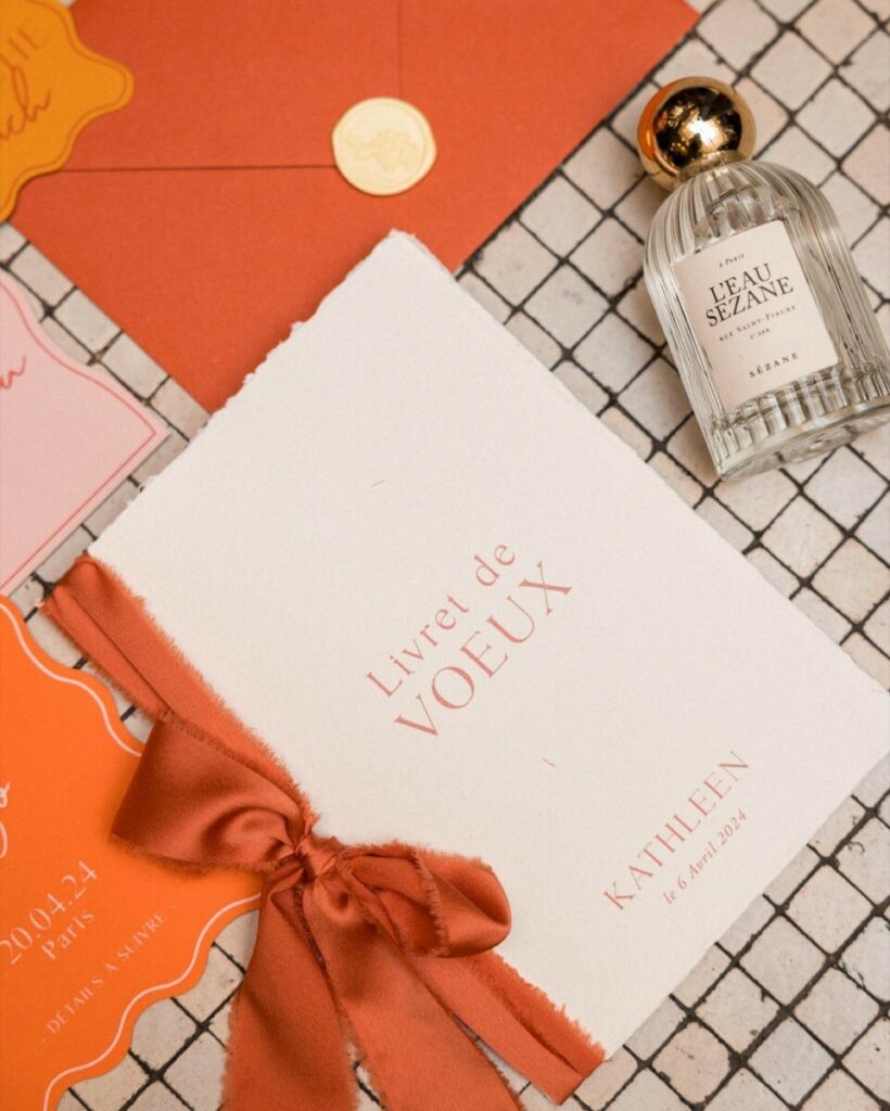 Papeterie de mariage fleuri orange avec save the date, livret de voeux, carton brunch, et liner pour enveloppe – Impression blanche numérique et découpe numérique ondulée – Colorplan Mandarin, Candy Pink – Livret avec bords avec frangé – Cachet de cire beige