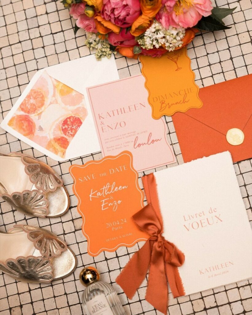 Papeterie de mariage fleuri orange avec save the date, livret de voeux, carton brunch, et liner pour enveloppe – Impression blanche numérique et découpe numérique ondulée – Colorplan Mandarin, Candy Pink – Livret avec bords avec frangé – Cachet de cire beige