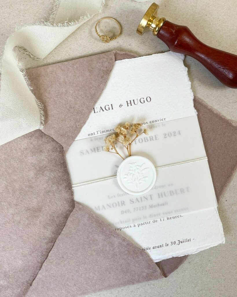 Faire-part de mariage sur papier fait main avec bords frangés naturels – Impression numérique – Fourreau papier calque avec cachet de cire blanc fleuri – Enveloppes patte pointue en papier frangé