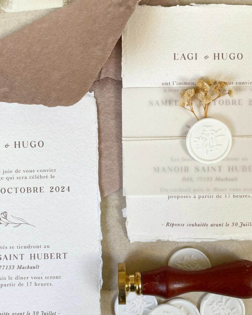Faire-part de mariage sur papier fait main avec bords frangés naturels – Impression numérique – Fourreau papier calque avec cachet de cire blanc fleuri – Enveloppes patte pointue en papier frangé