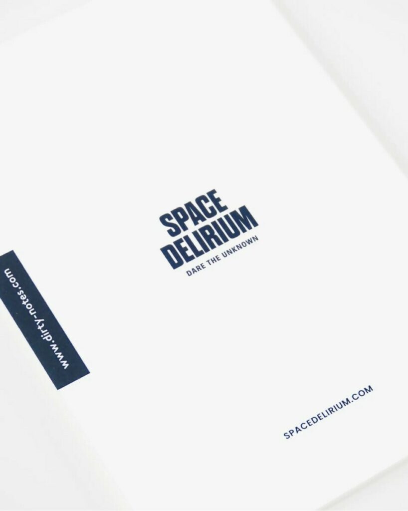 Carnet de notes upcyclé pour goodies crowdfunding – Impression offset Pantone gris 425 – 100% papier réutilisés – reliure dos carré collé
