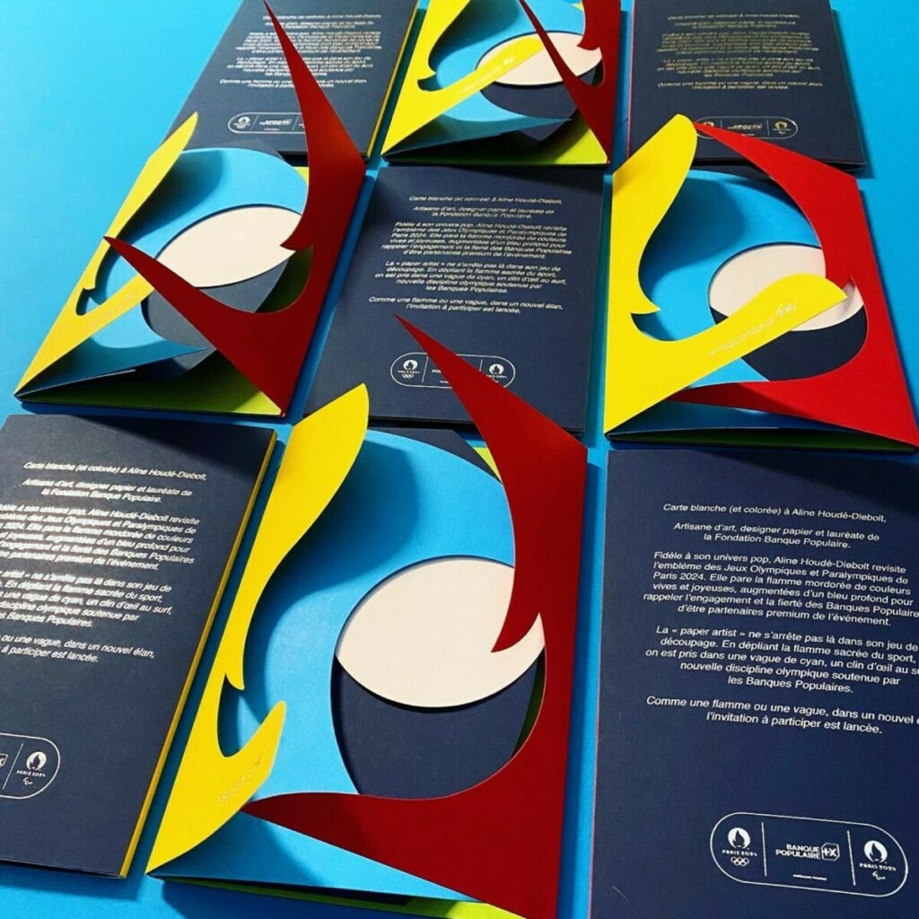 Carte de voeux Jeux Olympiques en papier contre collé et découpe à la forme silhouette – Marquage à chaud argent brilllant – Olin Colours Sunshine Yellow, Cobalt, Poppy, Pistachio, Califronia blue, Brilliant White – Contre collage multi épaisseurs