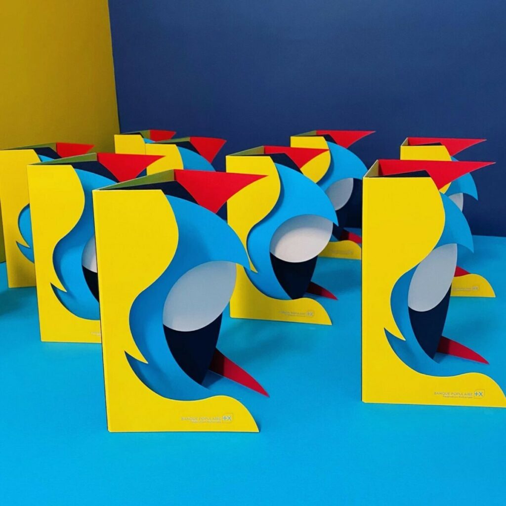 Carte de voeux Jeux Olympiques en papier contre collé et découpe à la forme silhouette – Marquage à chaud argent brilllant – Olin Colours Sunshine Yellow, Cobalt, Poppy, Pistachio, Califronia blue, Brilliant White – Contre collage multi épaisseurs