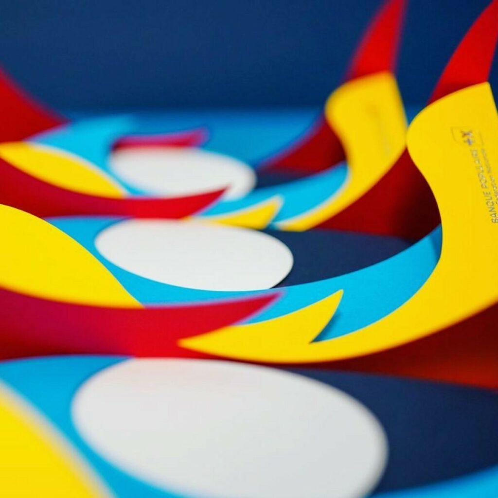 Carte de voeux Jeux Olympiques en papier contre collé et découpe à la forme silhouette – Marquage à chaud argent brilllant – Olin Colours Sunshine Yellow, Cobalt, Poppy, Pistachio, Califronia blue, Brilliant White – Contre collage multi épaisseurs