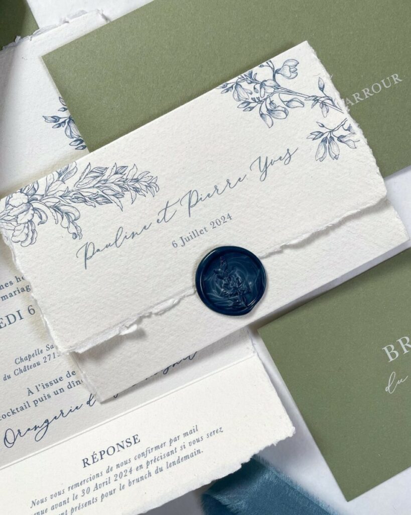 Faire-part de mariage sur papier artisanal avec bords frangés et pli roulé – Cachet de cire bleu foncé sur mesure – Impression blanche numérique sur Colorplan mid green 350g