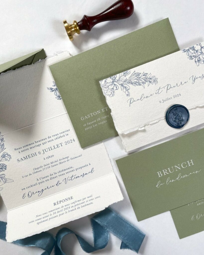 Faire-part de mariage sur papier artisanal avec bords frangés et pli roulé – Cachet de cire bleu foncé sur mesure – Impression blanche numérique sur Colorplan mid green 350g