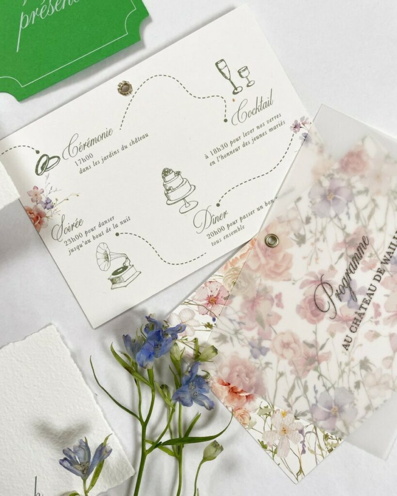 Layflat faire-part de mariage sur papier coton texturé avec calque cachet de cire et ruban en mousseline rose – arches texturé 400g – 1802 Costa Rica – Oeillet – Dorure numérique OR sur calque 150g
