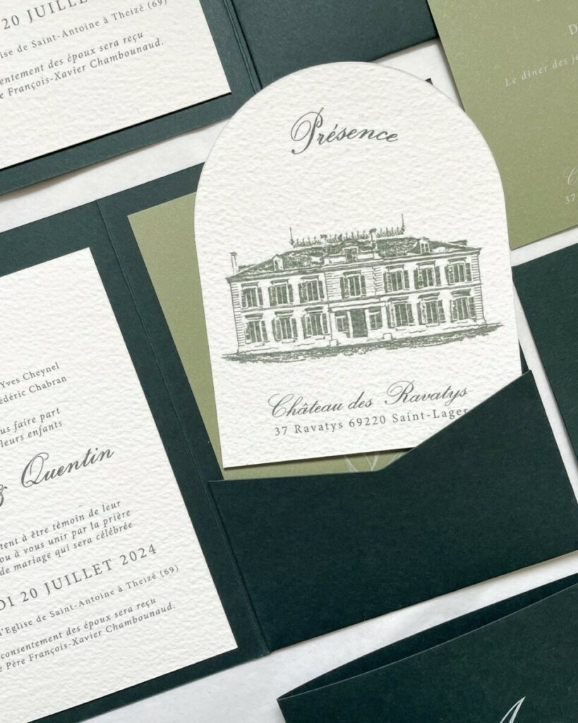 Faire-part de mariage château avec pochette à rabat et son ruban mousseline beige – Colorplan Racing Green , mid green – Arches Texture 400g – découpe numérique forme d’arche