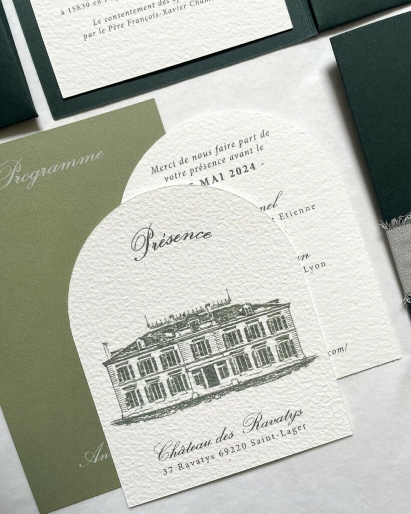 Faire-part de mariage château avec pochette à rabat et son ruban mousseline beige – Colorplan Racing Green , mid green – Arches Texture 400g – découpe numérique forme d’arche